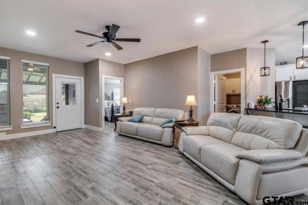 17409 Crossing Circle, Lindale, TX 75771