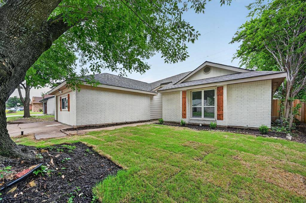 2832 Red Oak Drive, Grand Prairie, TX 75052