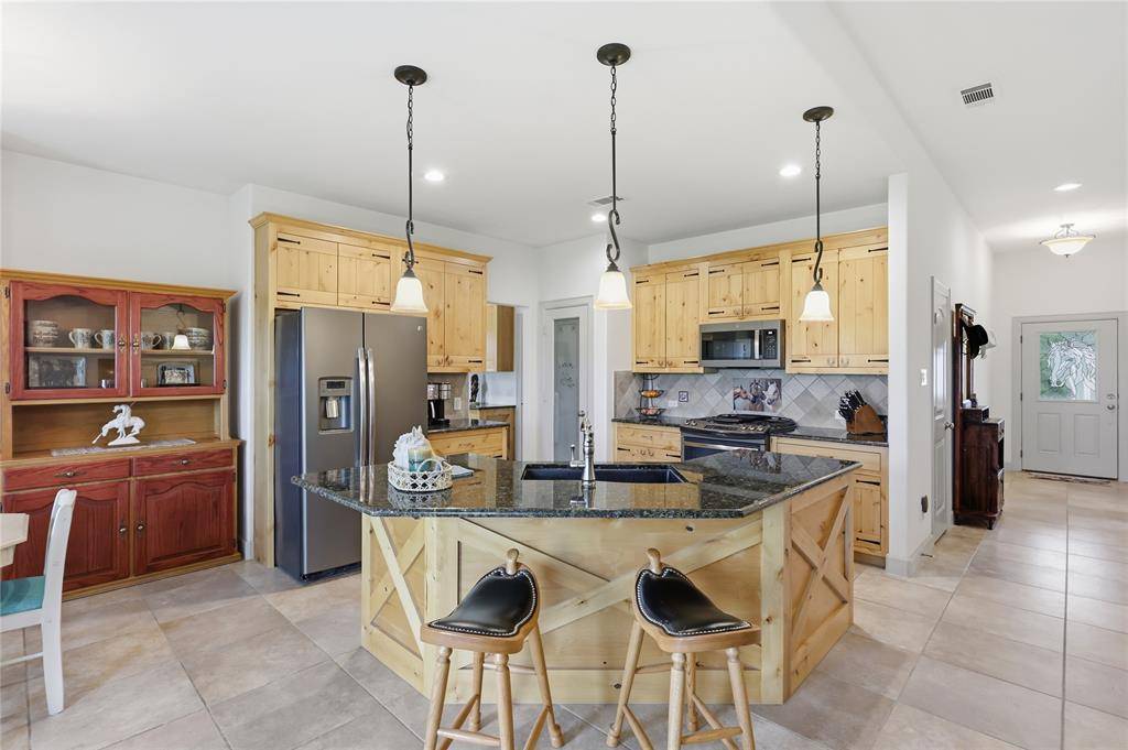 198 County Road 1262, Whitesboro, TX 76273