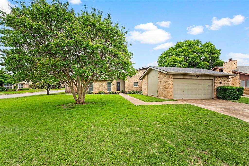901 Shady Creek Lane, Bedford, TX 76021