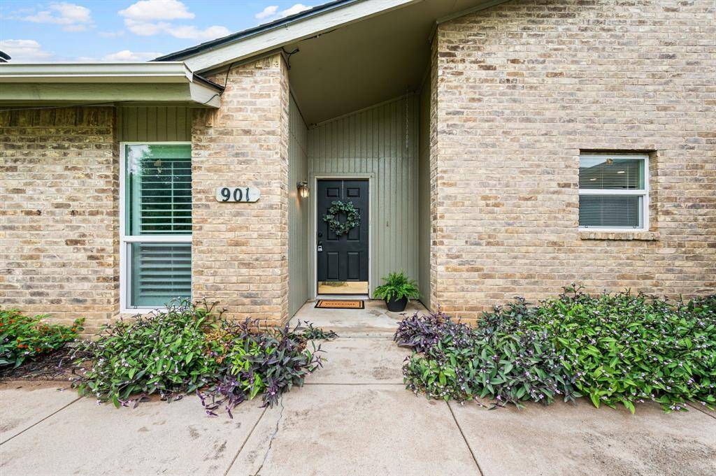 901 Shady Creek Lane, Bedford, TX 76021