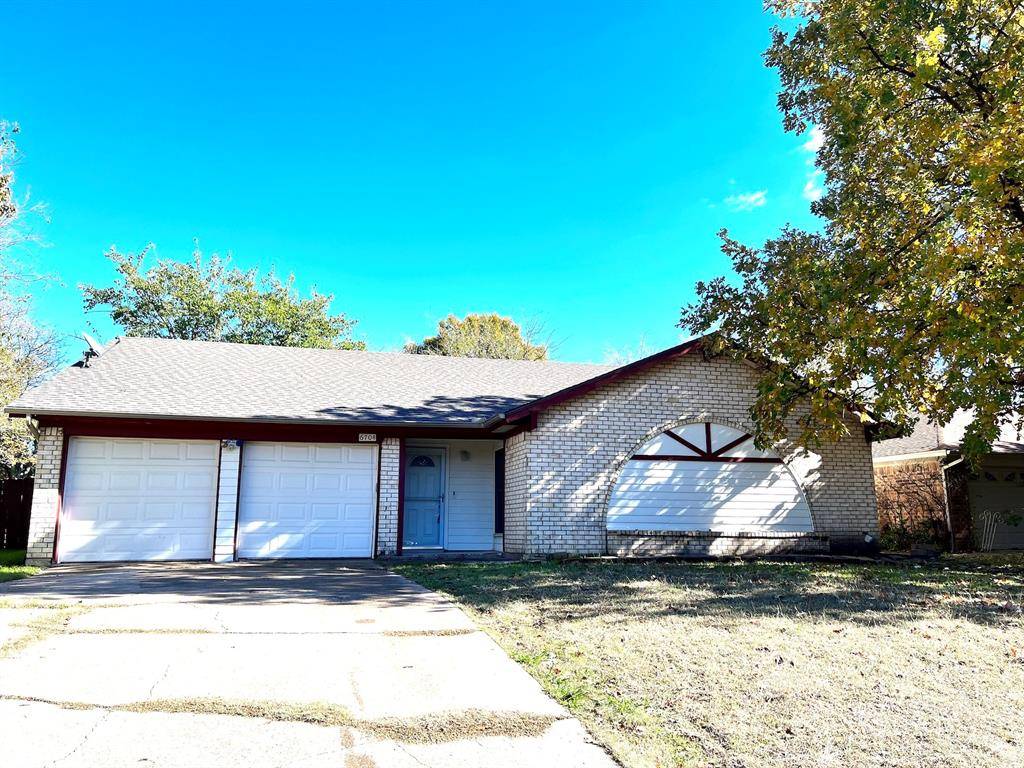 6704 Spoonwood Lane, Fort Worth, TX 76137
