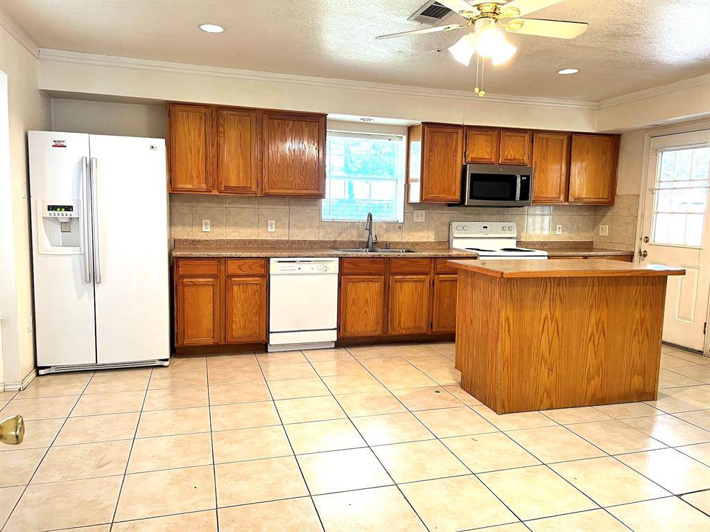 6704 Spoonwood Lane, Fort Worth, TX 76137