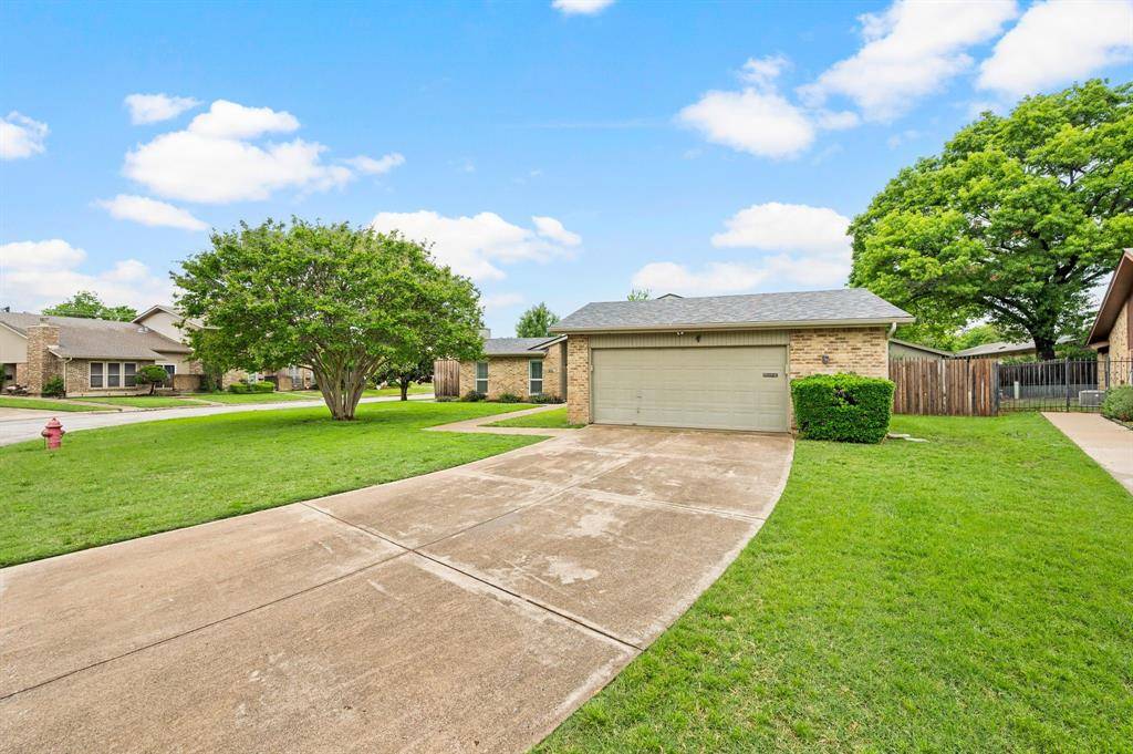 901 Shady Creek Lane, Bedford, TX 76021