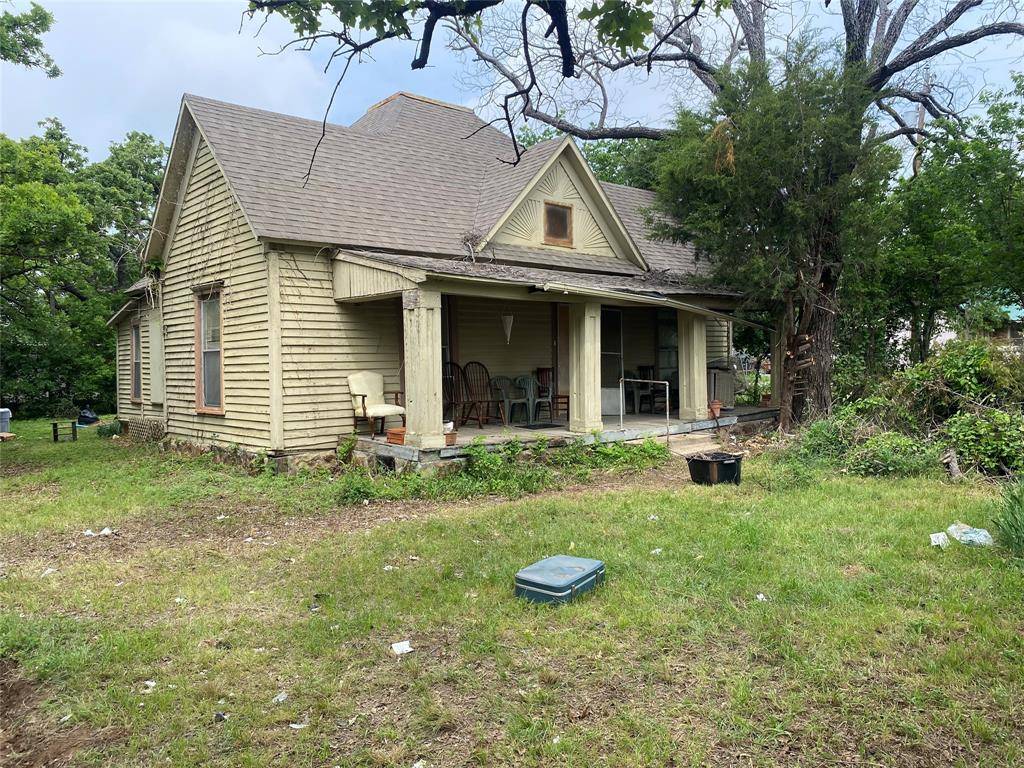 206 N 1st Street, Bangs, TX 76823