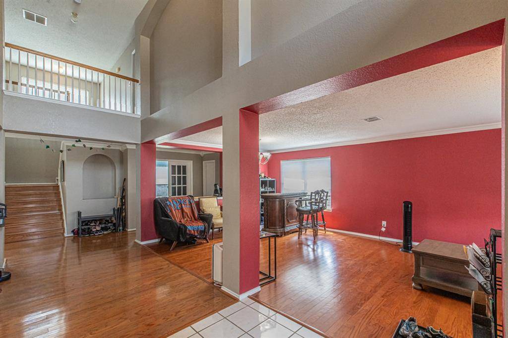 300 Creek Point Lane, Arlington, TX 76002