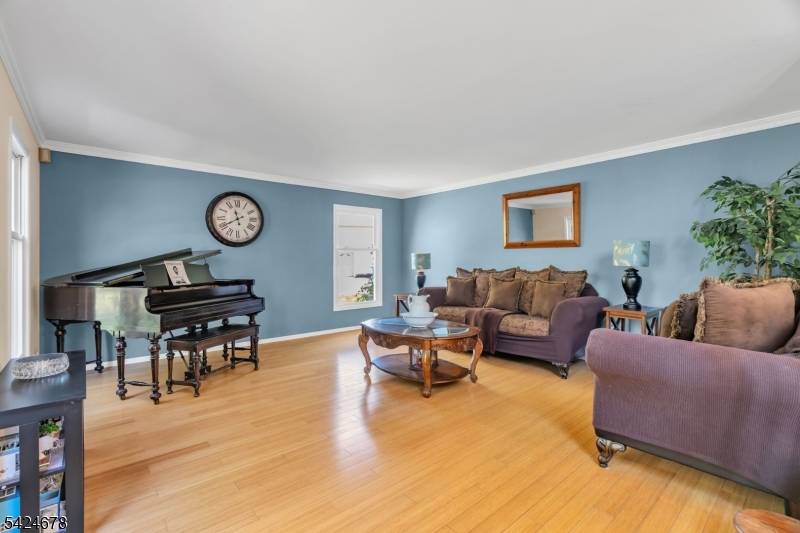 4 Oakley Knl, Hillsborough Twp., NJ 08844