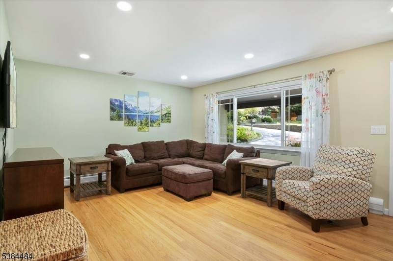 15 Upper High Crest Dr, West Milford Twp., NJ 07480