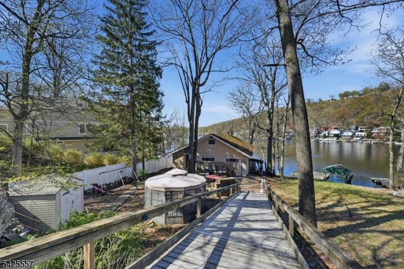 6 Oneida Ave, Hopatcong Boro, NJ 07843