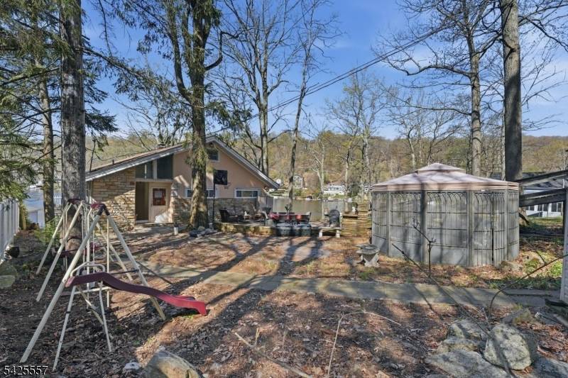 6 Oneida Ave, Hopatcong Boro, NJ 07843