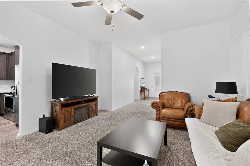 433 Cross Ridge Circle N, Fort Worth, TX 76120