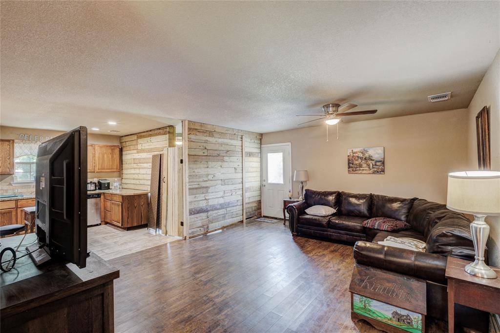 104 Richard Lane, Azle, TX 76020