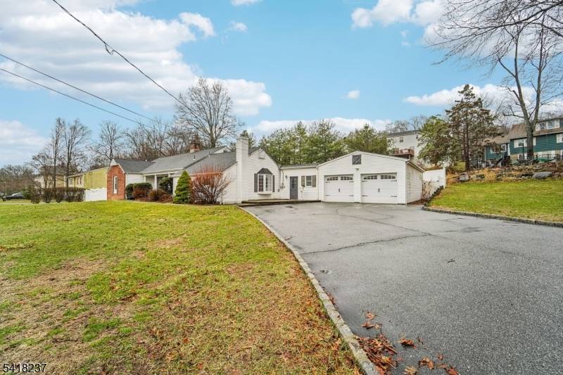 51 Catherine St, Bloomingdale Boro, NJ 07403