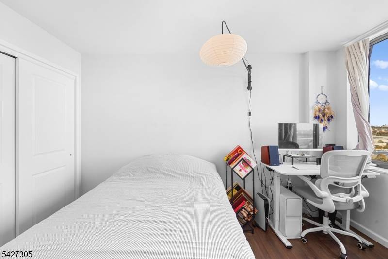 2005 Harmon Cove Tower, Secaucus Town, NJ 07094