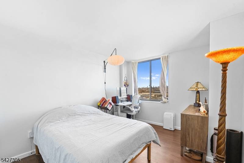 2005 Harmon Cove Tower, Secaucus Town, NJ 07094