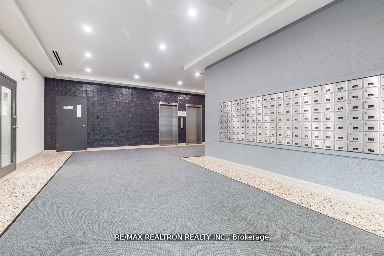 21 Vaughan RD #1602, Toronto C02, ON M6G 2N2