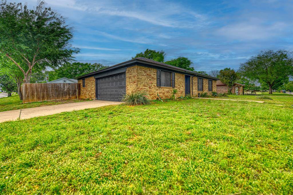 6208 Big Springs Drive, Arlington, TX 76001