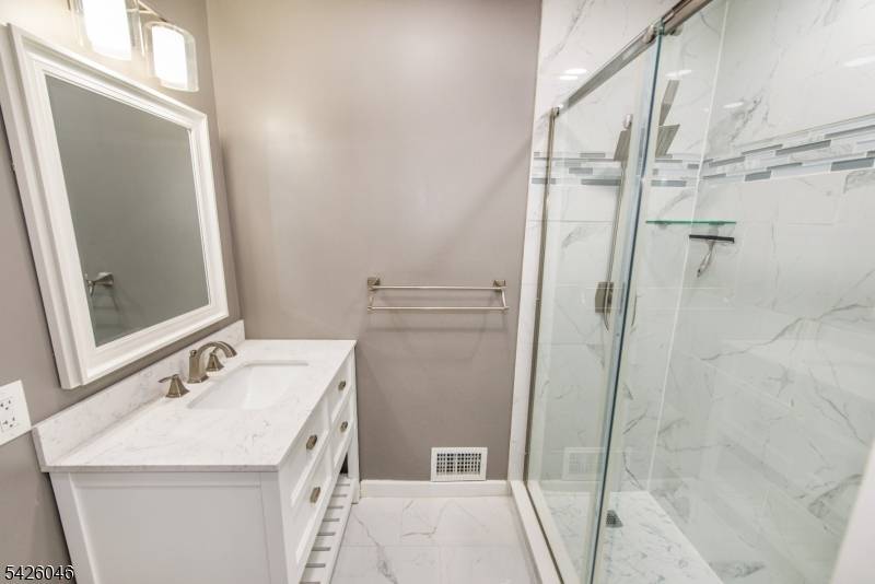 5 Garden Dr, Elmwood Park Boro, NJ 07407