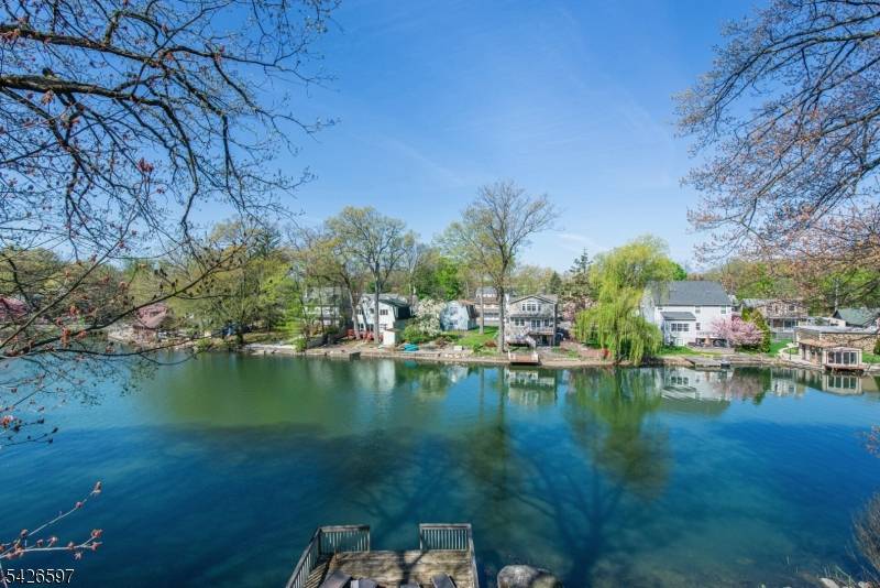 393 Lakeview Ave, Ringwood Boro, NJ 07456