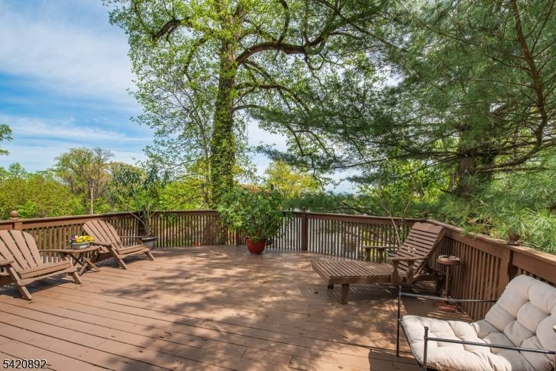 257 Mccosh Rd, Clifton City, NJ 07043