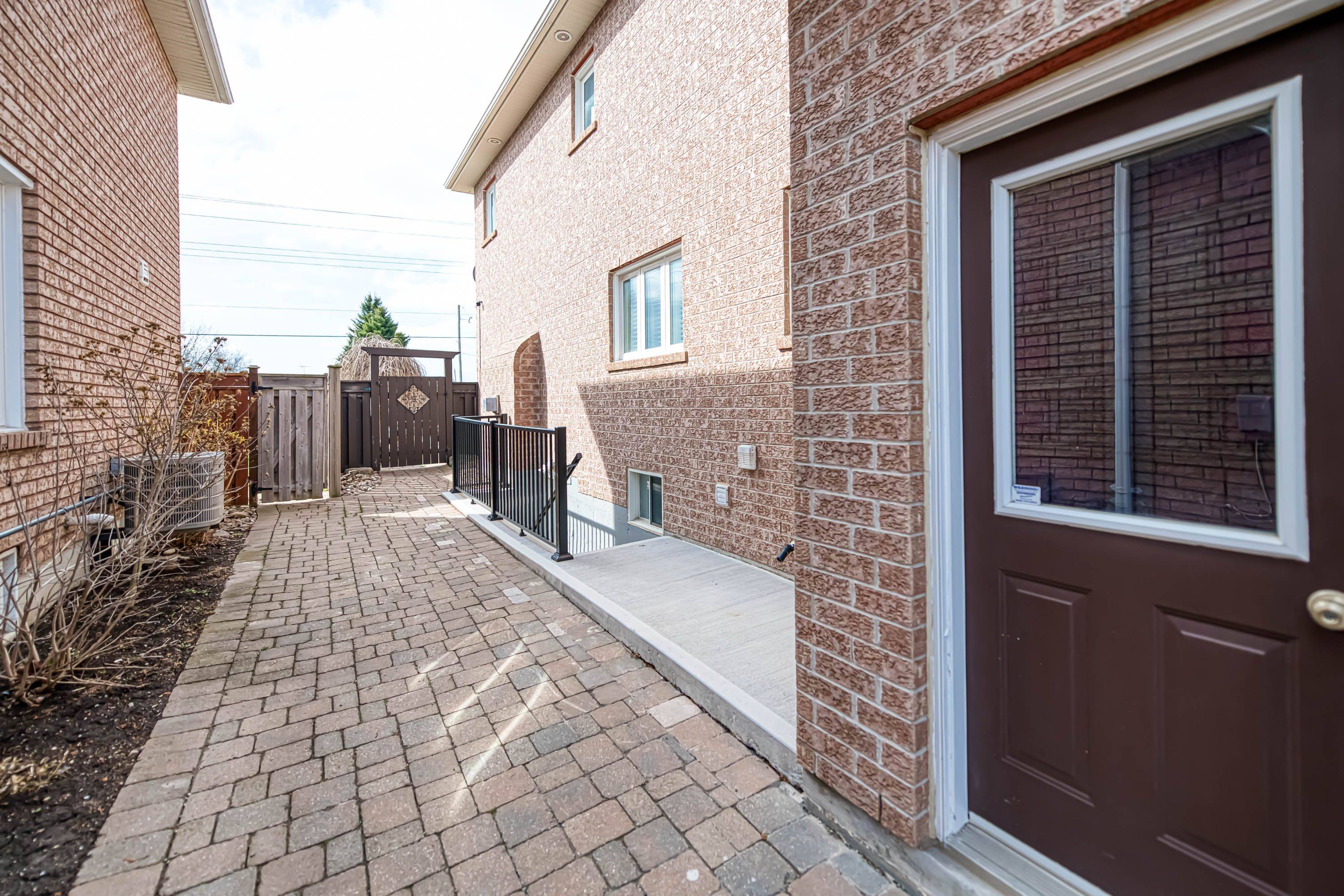 11 Saint AVE, Bradford West Gwillimbury, ON L3Z 3E6
