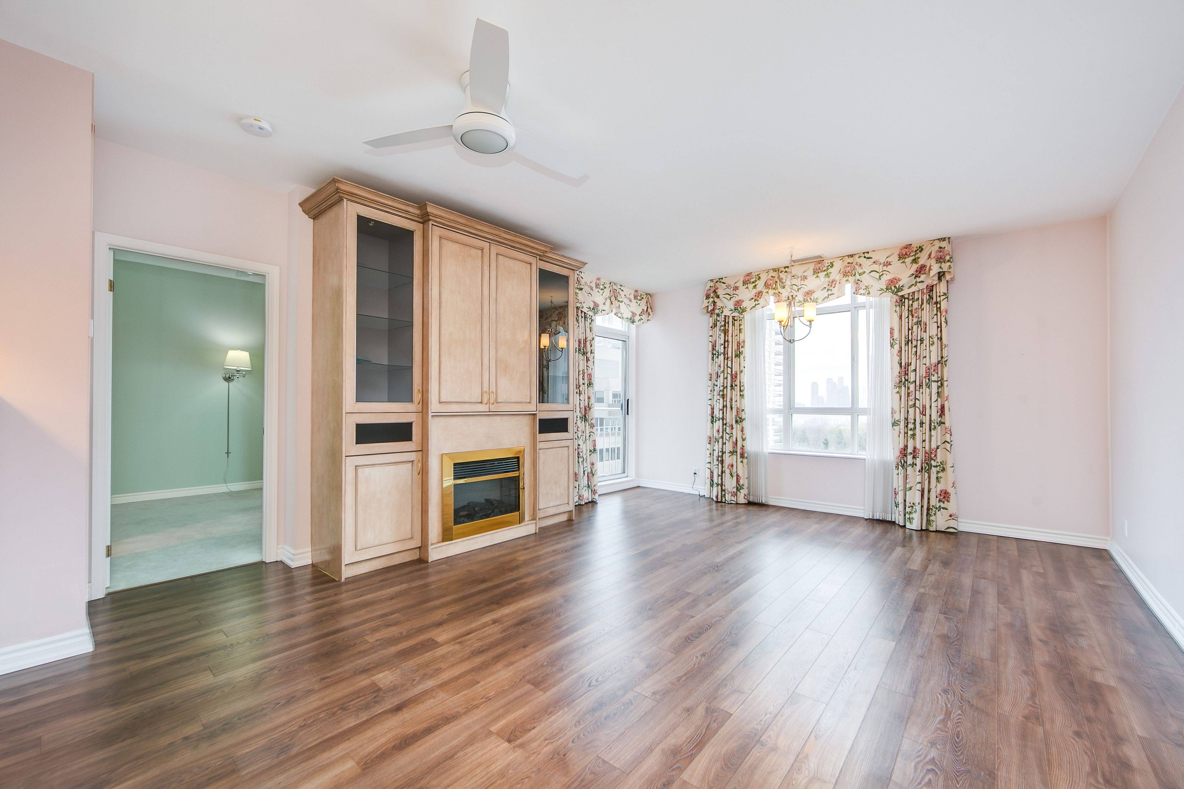 1 Deer Park CRES #903, Toronto C02, ON M4V 3C4