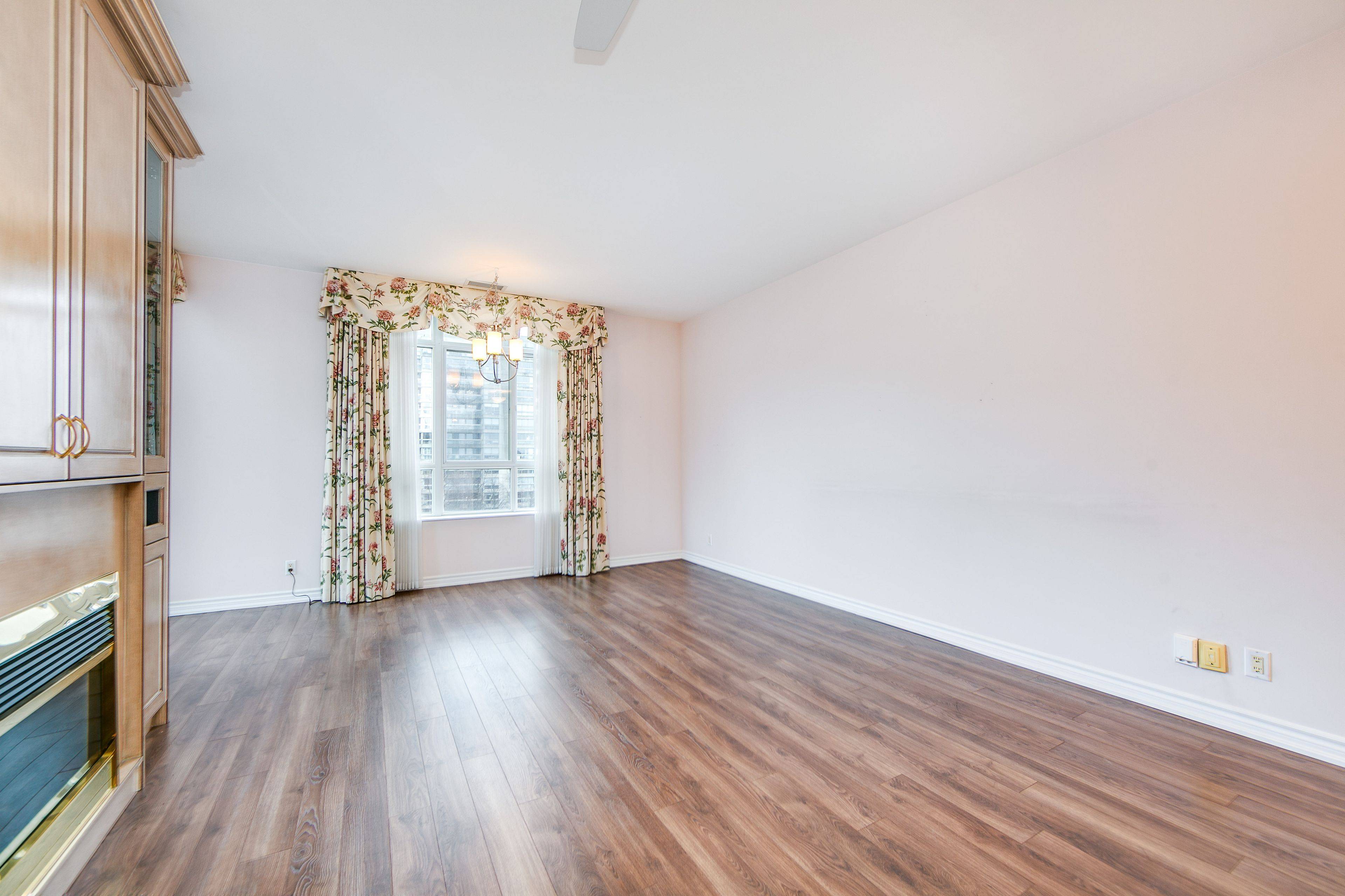 1 Deer Park CRES #903, Toronto C02, ON M4V 3C4