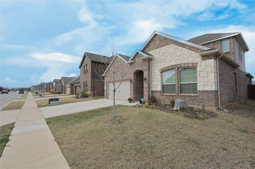 10013 Gray Barrel Drive, Aubrey, TX 76227