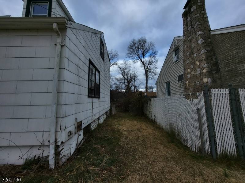 33 Riveredge Dr, Fairfield Twp., NJ 07004