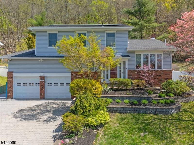 52 Molinari Dr, Wanaque Boro, NJ 07465