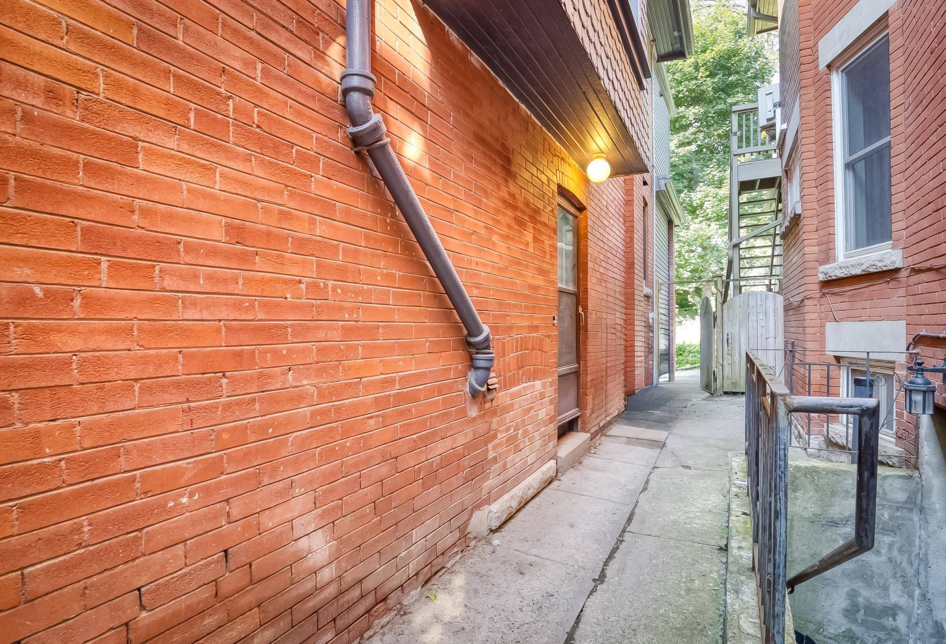 146 Madison AVE #Lower, Toronto C02, ON M5R 2S5