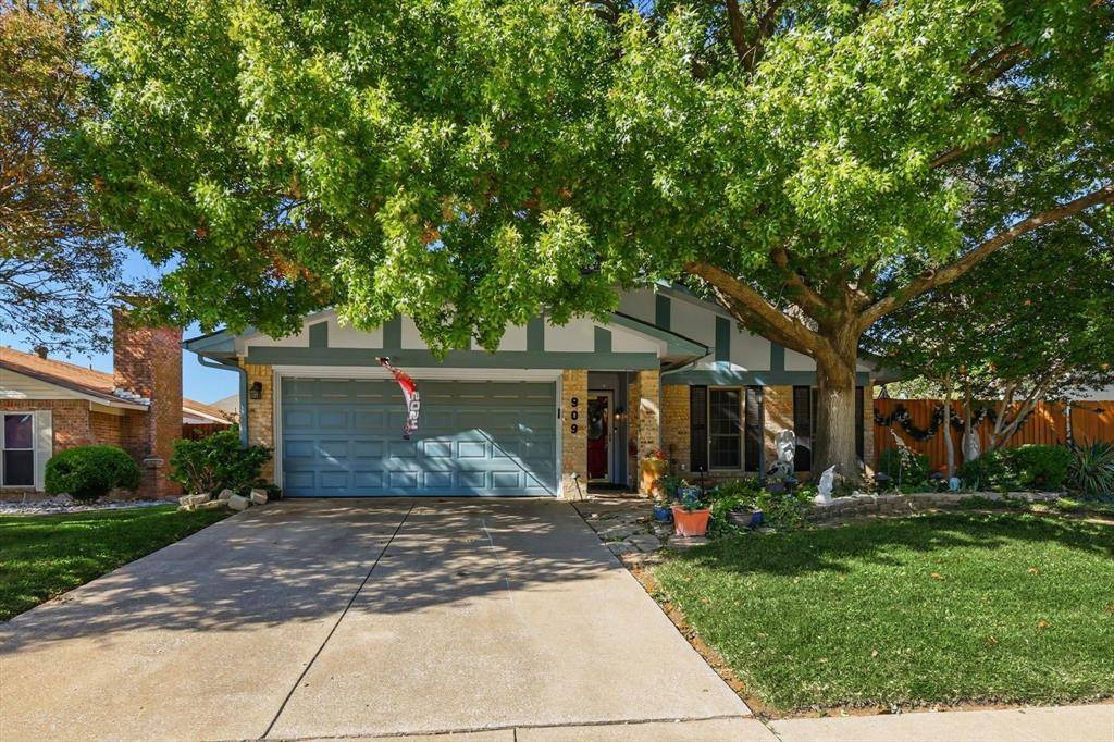 2909 Oakridge Drive, Bedford, TX 76021