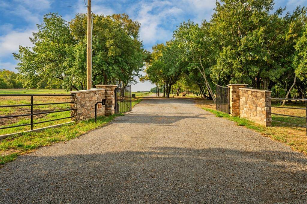 1015 Waters Edge Drive, Denison, TX 75020
