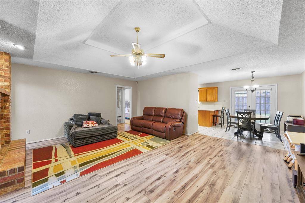 6117 Courtside Drive, Watauga, TX 76148