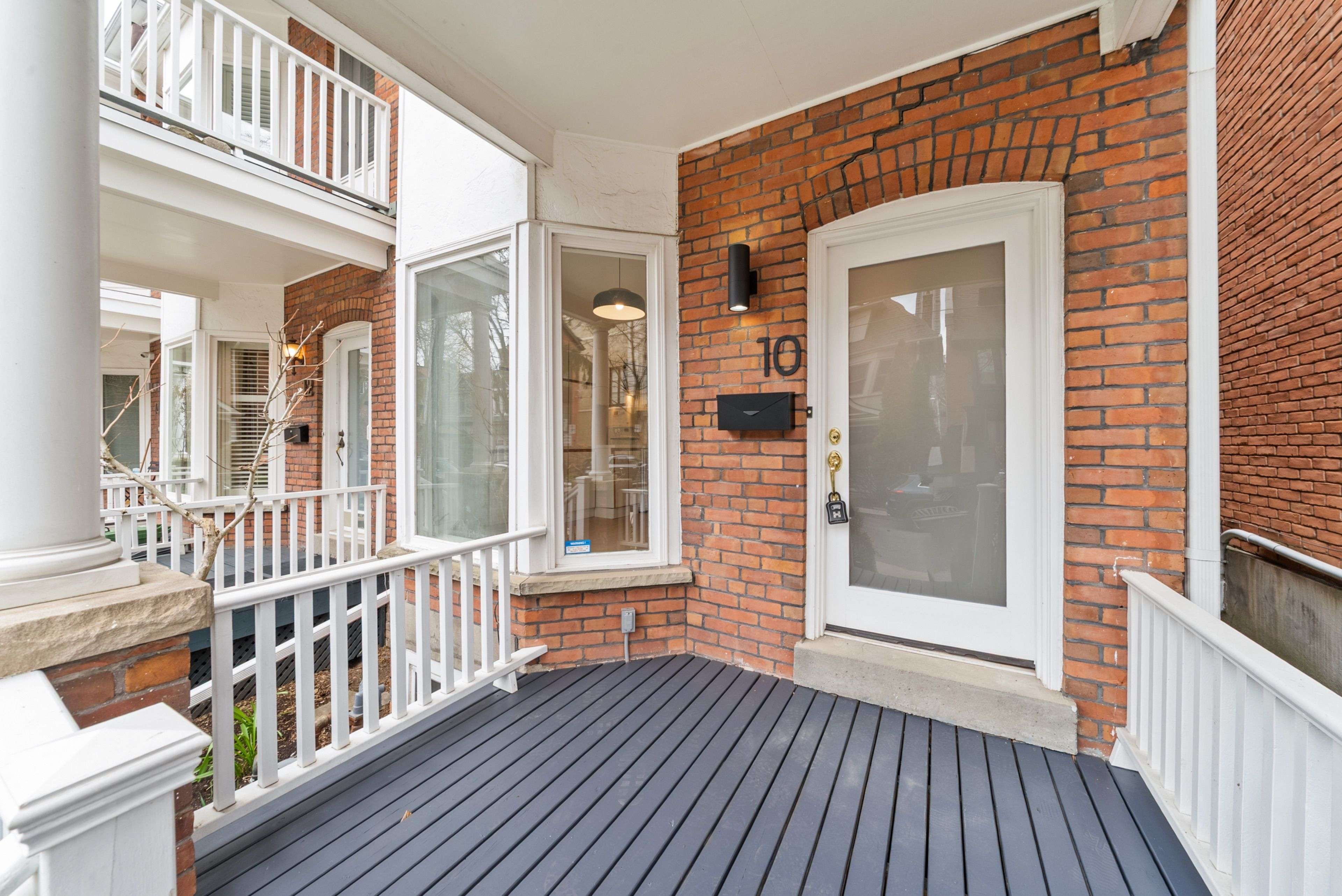 10 Gibson AVE, Toronto C02, ON M5R 1T5