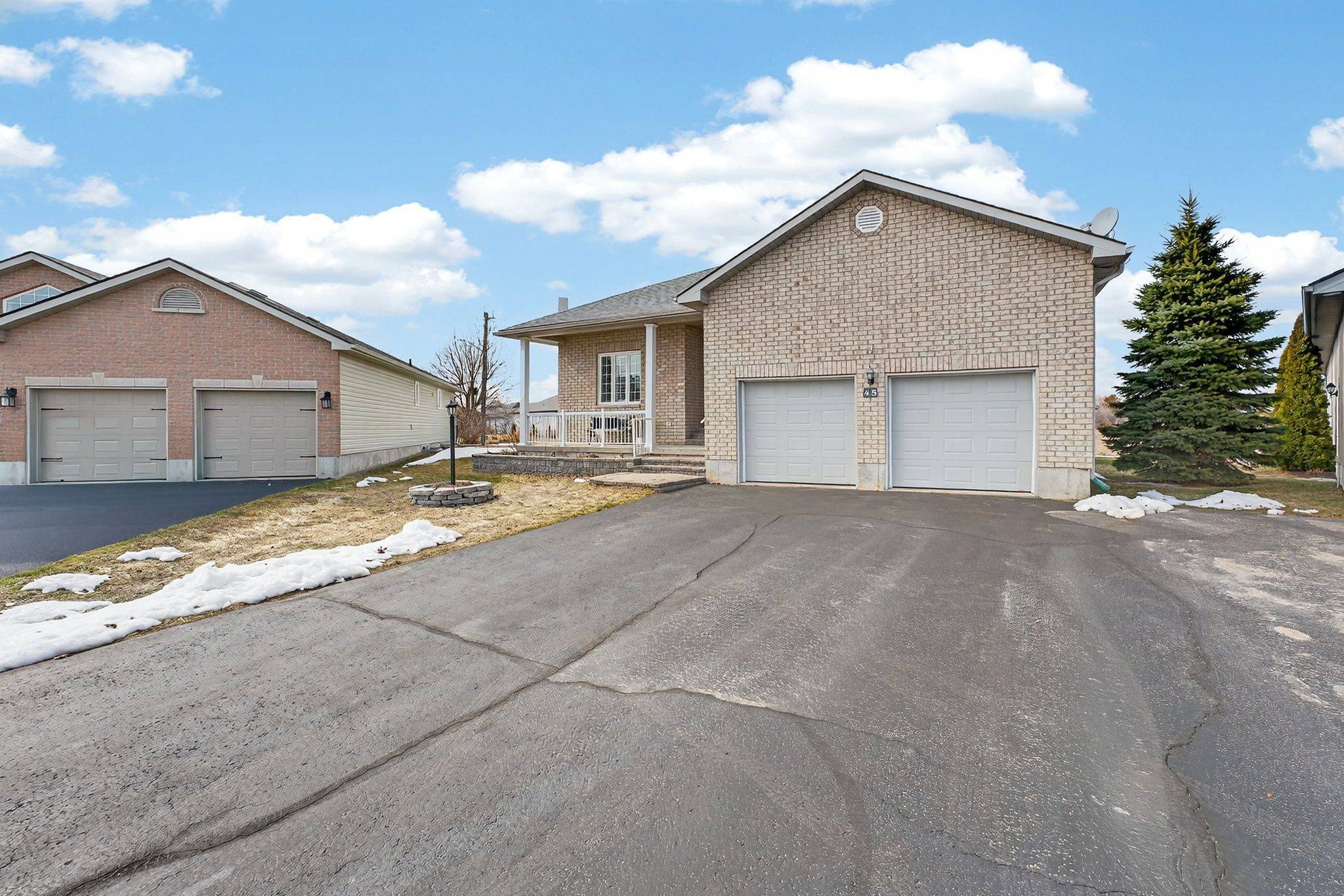 45 Maplehurst CRES, Prince Edward County, ON K0K 3L0