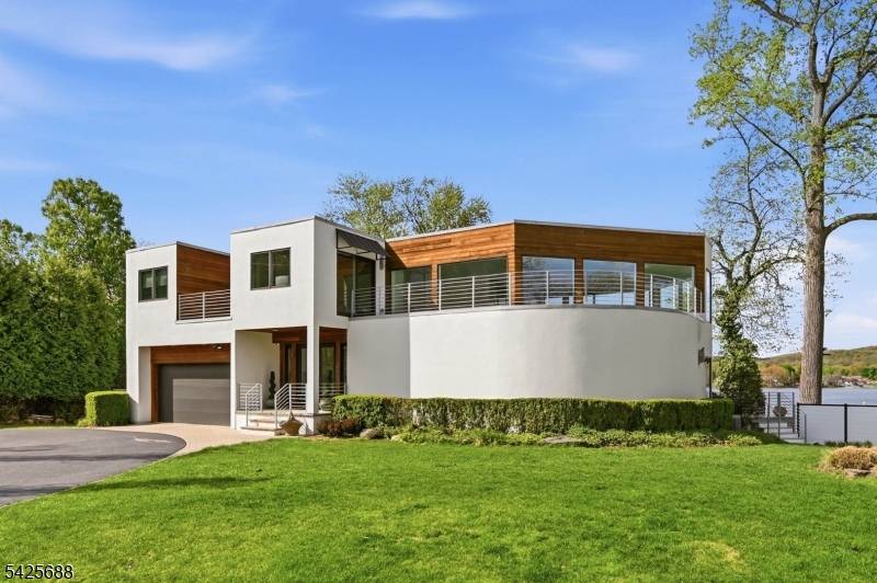 28 Glen Ct, Pompton Lakes Boro, NJ 07442