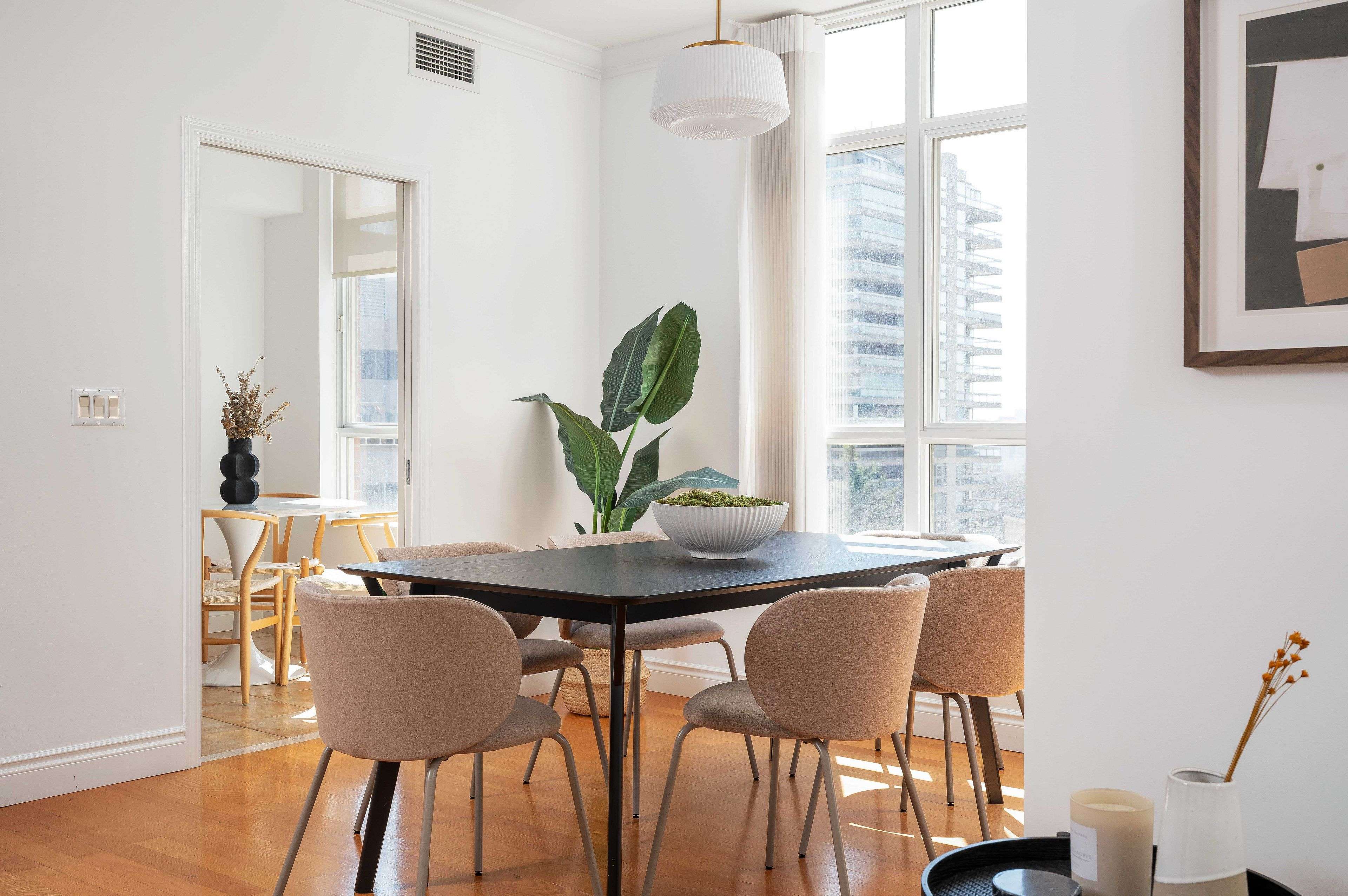 1 Deer Park CRES #805, Toronto C02, ON M4V 3C4