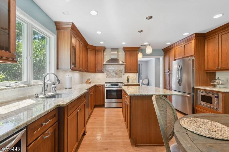 204 Deerfield Ln, Franklin Lakes Boro, NJ 07417