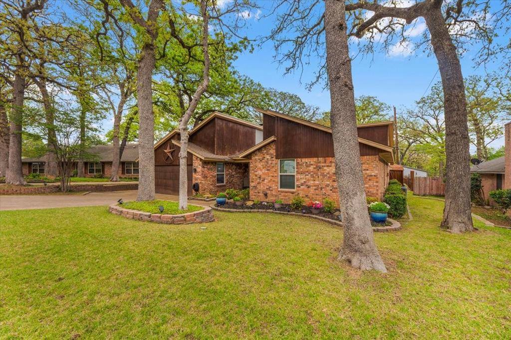 826 Lake Forest Court, Grapevine, TX 76051