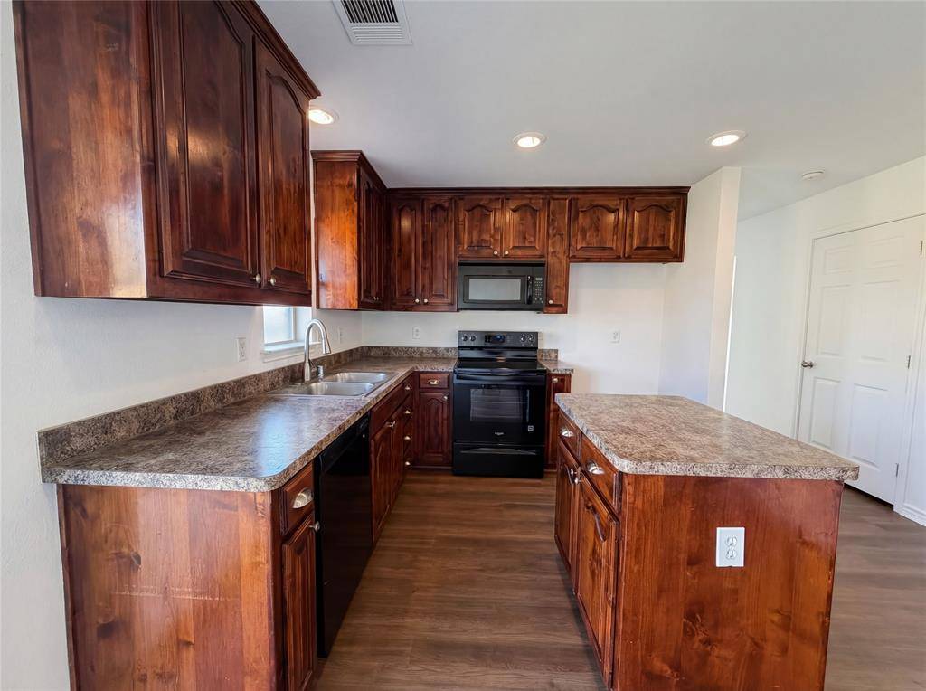 1200 Boxwood Drive, Crowley, TX 76036