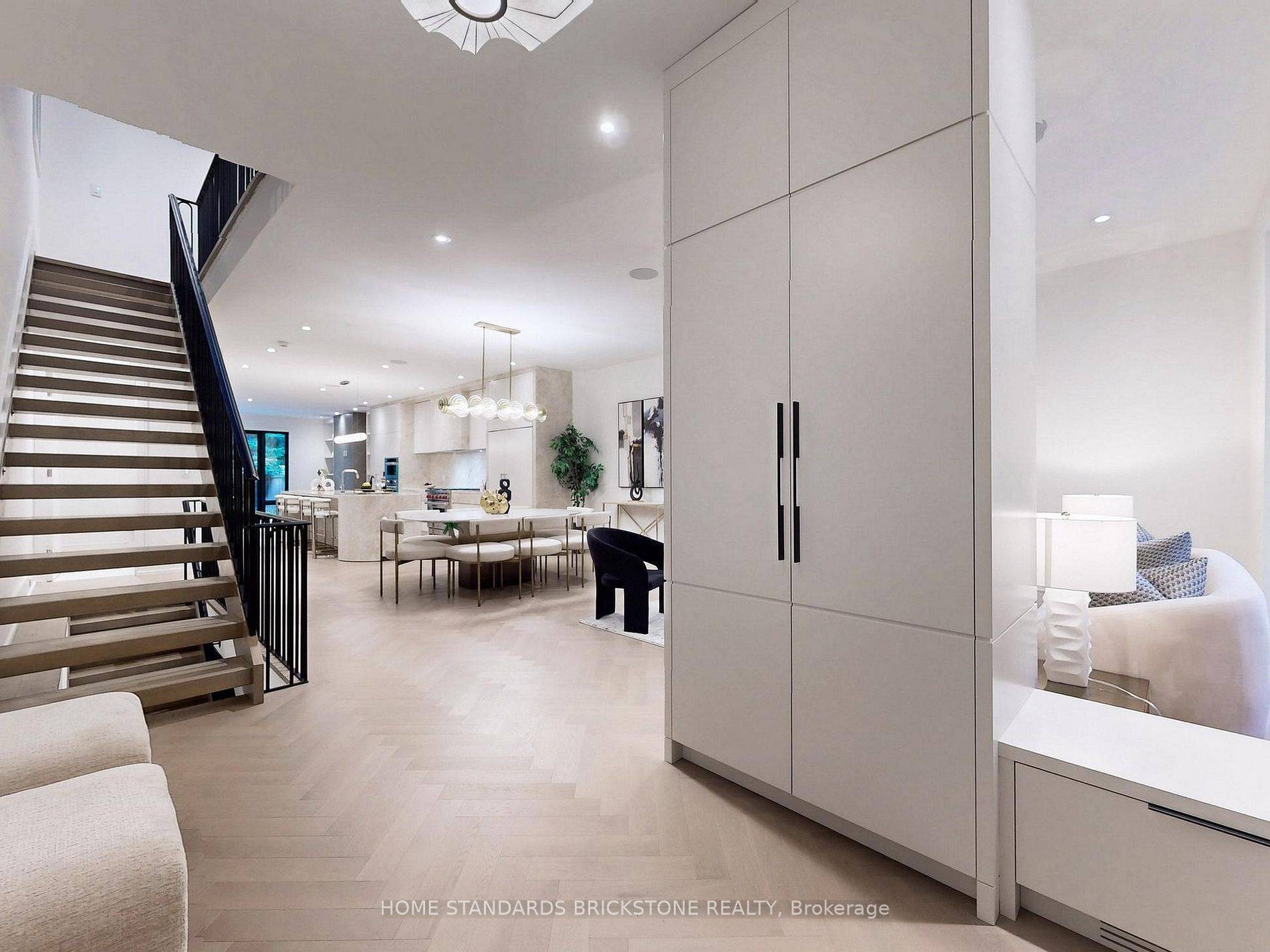 38 Elgin AVE, Toronto C02, ON M5R 1G6