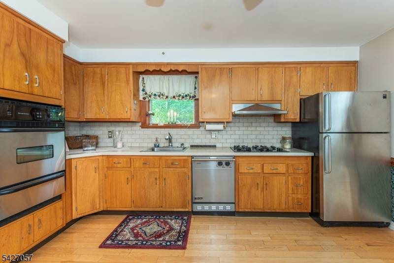 31 Stanley Ct, North Haledon Boro, NJ 07508