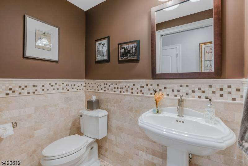 8 Schmidt Cir, Watchung Boro, NJ 07069