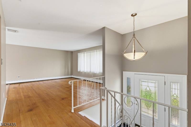 11 Overlook Dr, Rockaway Boro, NJ 07866