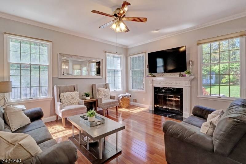 30 Baybury Ct, East Hanover Twp., NJ 07936