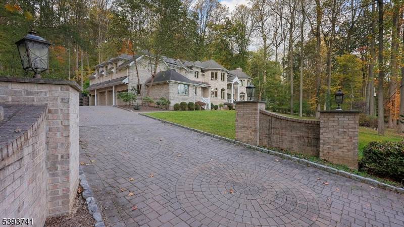 115 Old Somerset Rd, Watchung Boro, NJ 07069
