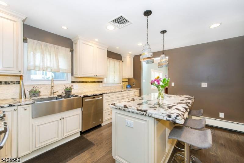 36 Ella St, Bloomingdale Boro, NJ 07403