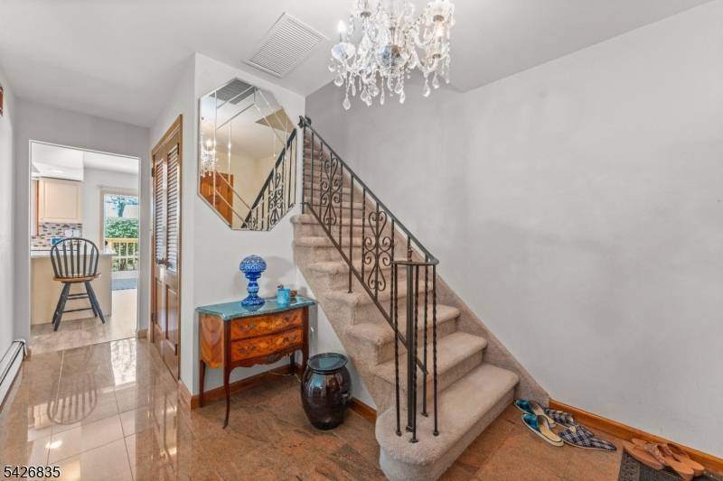 72 Pilgrim Dr, Clifton City, NJ 07013