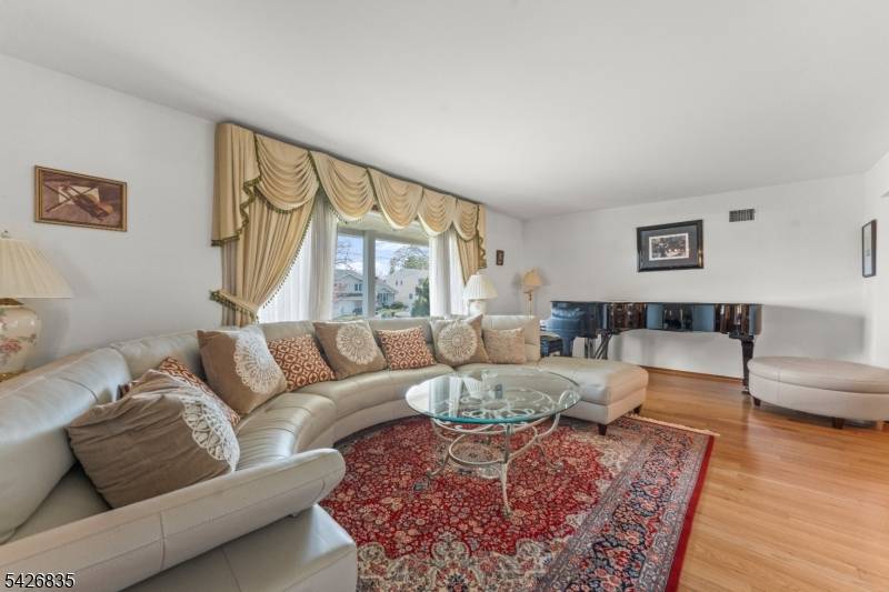 72 Pilgrim Dr, Clifton City, NJ 07013